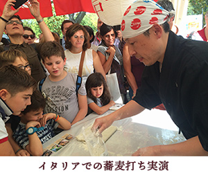 イタリアでの蕎麦打ち実演